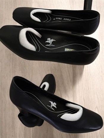 Foot Tree Black Leather Low-Heel Shoe 